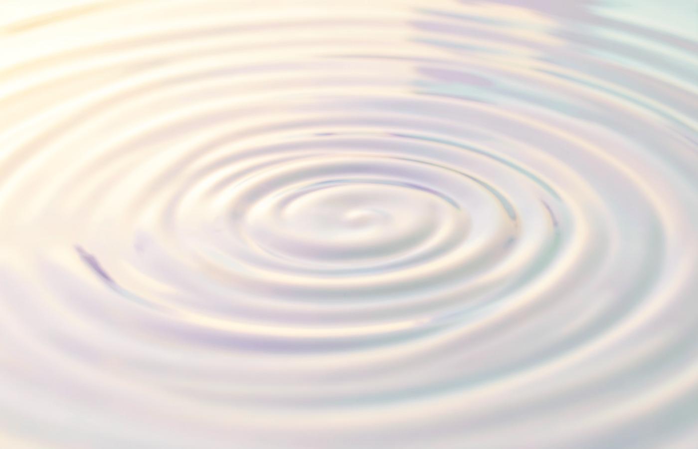Superfície de água calma com ondas suaves